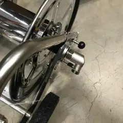 Hochglänzender schlauchwagen edelstahl mit schwarzem Griff und Rad. Perfekt für Garten und Werkstatt.