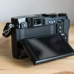 Tył aparatu Fujifilm X30 z uchylnym ekranem i wizjerem.