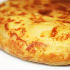 Une tortilla espagnole au four, dorée et appétissante, prête à être dégustée. Parfait pour une recette facile et savoureuse.