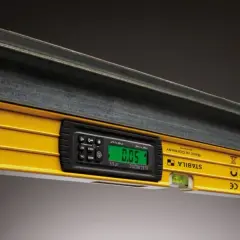 Żółta poziomica elektroniczna STABILA, jeden z rodzajów narzędzi pomiarowych, pokazuje 0.05.