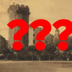 Zabytkowa wieża i kościół w mieście, które może być najstarszym miastem w Polsce. Wielkie czerwone znaki zapytania zasłaniają część obrazu.