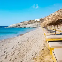 Plaża z leżakami i parasolami ze słomy. Idealne noclegi nad morzem last minute czekają!