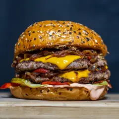 Un double burger gourmand, parfait pour une recette burger maison réussie. Viande juteuse, fromage fondant, oignons caramélisés et sauce onctueuse.