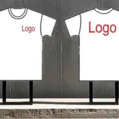Zwei weiße T-Shirts mit roten Logos, eines vorne, eines hinten, auf dunklem Hintergrund.