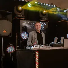 Ile kosztuje DJ na studniówkę? Sprawdź ceny i ukryte wydatki