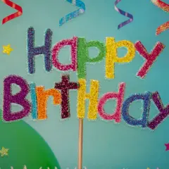 Kolorowe, brokatowe życzenia urodzinowe po angielsku "Happy Birthday" na tle serpentyn i gwiazdek.