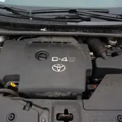 Silnik Toyota D4D, widok z góry. Pokrywa silnika z logo Toyoty i napisem D-4D.