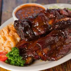 Soczyste żeberka w sosie barbecue, podane z puree ziemniaczanym i fasolką. Idealna zalewa do żeberek!