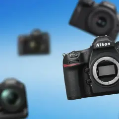 Kilka aparatów lustrzanych Nikon, w tym D850, unoszących się na niebieskim tle. Idealne, by zacząć przygodę z fotografią.