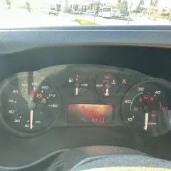 Kontrolka EDC w Iveco może oznaczać problem z układem wtryskowym. Na desce rozdzielczej widoczne są też inne kontrolki, m.in. ABS.