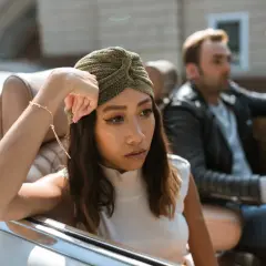 Lei, con turbante dorato, sembra pensare a un amore perduto, quasi a credere di non amare più, ma il suo sguardo tradisce un rimpianto.