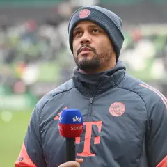 Trener Bayernu Monachium w czapce i kurtce z logo klubu, trzymający mikrofon Sky Sport. Czekamy na kolejne bayern monachium transfery.