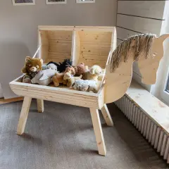 Ein selbstgebautes Holzpferd mit Spielzeug. Ein schönes Projekt, um holzpferd selber bauen zu lernen und ein tolles Spielzeug für Kinder zu schaffen.