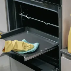 Rękawiczki i ściereczka czyszczą wnętrze piekarnika Whirlpool 6. Zmysł czyszczenie to klucz do lśniącej kuchni.