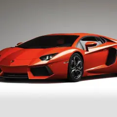Pomarańczowy Lamborghini Aventador, bez wątpienia najładniejsze auto na świecie, prezentuje swoje ostre linie i agresywną sylwetkę.