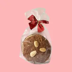 Ein Elisenlebkuchen, verpackt mit roter Schleife, erzählt eine süße Elisenlebkuchen Geschichte.