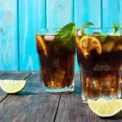 Najlepsze drinki z rumem białym, które zaskoczą Twoich gości