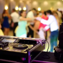 Jak zostać DJ-em weselnym? Poradnik krok po kroku i zarobki