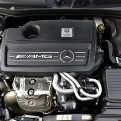 Silnik AMG w Mercedesie W176, gotowy do akcji.