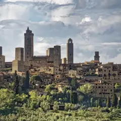 Torri medievali svettano su San Gimignano, un borgo da sogno. Un invito a visitare San Gimignano per un viaggio nel tempo.