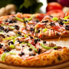 Pyszna pizza z serem, oliwkami i papryką, idealna na światowy dzień pizzy.