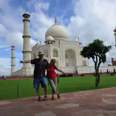 Para zwiedza Taj Mahal w Indiach, pozując na tle majestatycznego mauzoleum.