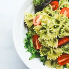 Makaron farfalle z pesto, pomidorkami koktajlowymi i sałatą. Idealne proste dania dietetyczne na lekki posiłek.