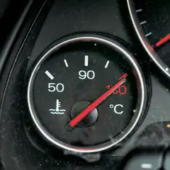 Wskaźnik pokazuje temperaturę płynu chłodniczego na poziomie 90°C.