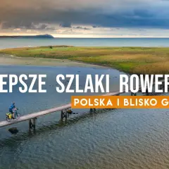 Rowerzysta przemierza drewniany pomost nad jeziorem, odkrywając najlepsze trasy rowerowe wokół jeziora w Polsce.