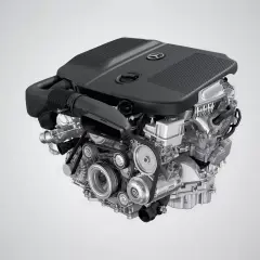 Silnik Mercedes 2.2 CDI, gotowy do pracy, z maksymalnymi obrotami 3000, prezentuje swoją skomplikowaną konstrukcję.
