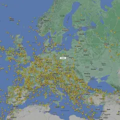 Mapa Europy z zaznaczonymi samolotami. Chcesz wiedzieć, jak sprawdzić, gdzie jest samolot? Ta mapa pokazuje ich aktualne położenie.