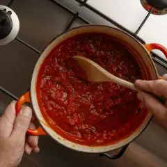 Idealny sos do pizzy jak z pizzerii: Prosty przepis i sekrety
