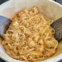 Un delicioso plato de fideos de arroz con camarones, perfecto para tu próxima receta pad thai.