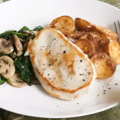 Smażony filet z indyka z pieczonymi ziemniakami i szpinakiem z pieczarkami. Idealna odpowiedź na pytanie: co zrobić z fileta z indyka na szybko.