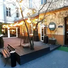 Gdzie zjeść w Łodzi na Piotrkowskiej? Odkryj najlepsze lokale gastronomiczne