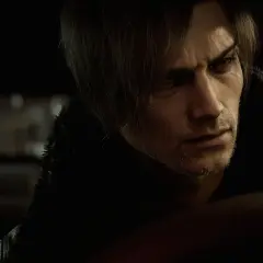 Leon S. Kennedy w futrzanym kołnierzu, gotowy na kolejne wyzwania w najlepszych horrorach.