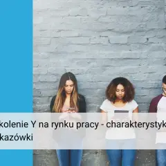 Milenialsi, czyli pokolenie Y, na rynku pracy. Trzy młode osoby patrzą w telefony, stojąc pod szarą ścianą.