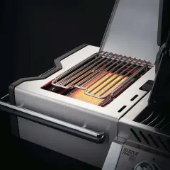 Edelstahl-Grillrost über glühender Sizzle Zone. Einfach zu reinigen für perfekten Grillgenuss.