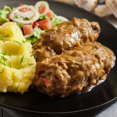 Roladki ze schabu z pieczarkami w sosie, podane z purée ziemniaczanym i sałatką. Pyszny obiad!