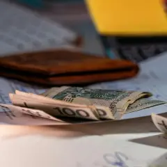 Portfel, dokumenty i polskie banknoty. Zastanawiasz się, ile można dorobić na krusie?