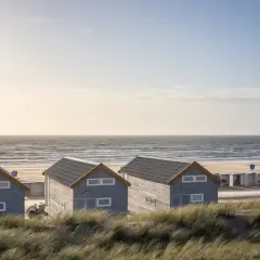 Urokliwy dom nad morzem sprzedam. Trzy szare domki na plaży, morze, piasek i wydmy. Idealne miejsce na wypoczynek.