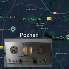 Stary magnetofon szpulowy na tle mapy Poznania, z zaznaczonymi dzielnicami jak Grunwald, Wola, Stare Zoo i Nowe Zoo.