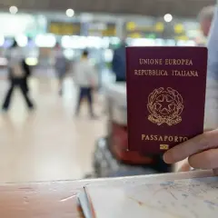 W ręce włoski paszport, gotowy do podróży. Czy na Węgry trzeba paszport? Tak, nawet w strefie Schengen.