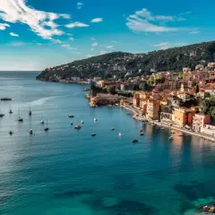 Bunte Häuser am türkisfarbenen Meer, Boote im Hafen – hier sind die Côte d'Azur Geheimtipps für Ihren Traumurlaub.