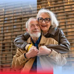 Szczęśliwa para seniorów, symbol bezpieczeństwa finansowego i przyszłości dzięki PKO BP IKE obligacje.