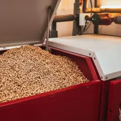 Zbiornik kotła na pellet wypełniony drewnianymi peletkami.