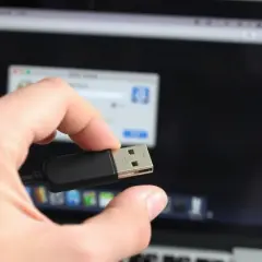 Jak sformatować pendrive na MacBooku bez utraty danych i problemów