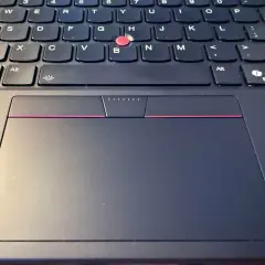 Klawiatura laptopa z touchpadem. Zastanawiasz się, czy da się podłączyć pada do laptopa? Tak, zazwyczaj jest to możliwe przez USB lub Bluetooth.