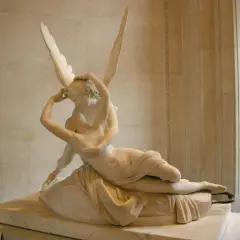 Een beeld van Eros, de god van de liefde, die Psyche kust. De vleugels van Eros zijn wijd gespreid.