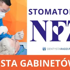 Dentysta w masce i okularach bada pacjenta. Logo "NFZ" i napis "LISTA GABINETÓW".